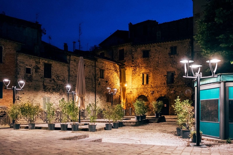 immagine notizia (ptn) Acquasparta, inaugurata la nuova illuminazione della Piazzetta delle Prove, finanziata dalla contrada di San Cristoforo